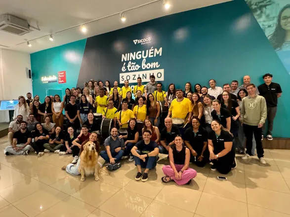 Fanfarra da Apae e relato de colaborador marcam o Dia da Síndrome de Down no Sicoob Ouro Verde