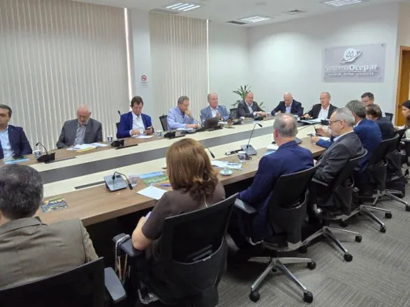 Ocepar e Fecoopar apresentam resultados e objetivos em reunião de diretoria 