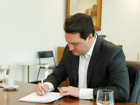 Governador assina decreto e piso regional do Paraná chega até R$ 2,2 mil