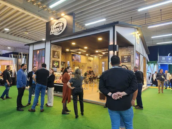 Em seu segundo dia, 42ª ExpoApras reúne lideranças cooperativistas e clientes potenciais