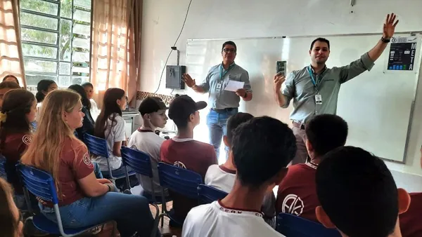 Credicoamo realiza palestra em escola