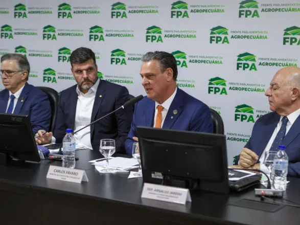 Em reunião com a FPA, Fávaro destaca parceria dos parlamentares para enfrentamento da gripe aviária