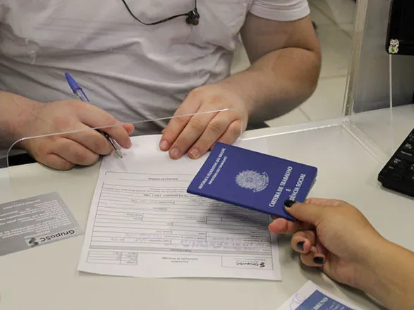 No trimestre encerrado em abril, taxa de desocupação fica estável e emprego com carteira bate recorde