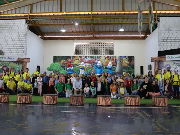 Caravana Sicredi & Smurfs leva conceitos de sustentabilidade e cidadania de forma lúdica para crianças de Toledo