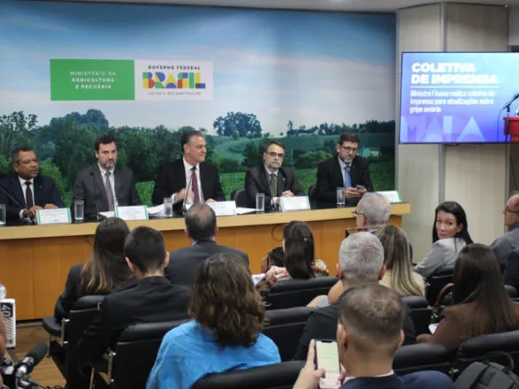 Fávaro destaca eficiência do sistema sanitário brasileiro em coletiva sobre gripe aviária