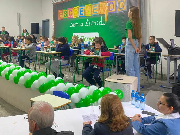 Programa “Escrevendo com o Sicredi” movimenta escolas e comunidades em 30 edições neste ano