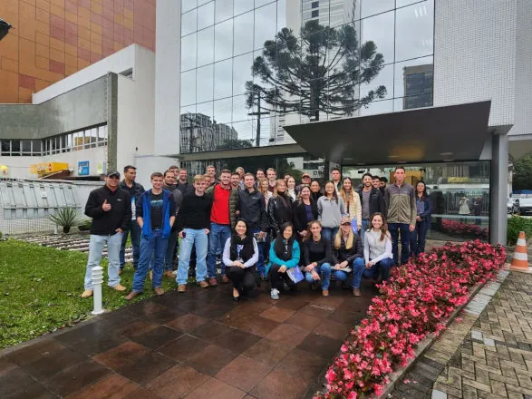 Jovens da Frísia visitam Sistema Ocepar
