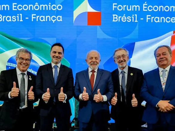 Acordo Mercosul-UE deve ser assinado no segundo semestre, defende Lula em Paris