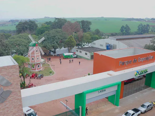 Cooperativa Capal executa revitalização de parque que sedia a Expoleite