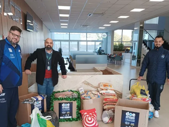 Sicoob e Foz Cataratas recolhem alimentos em ação que alia esporte e solidariedade