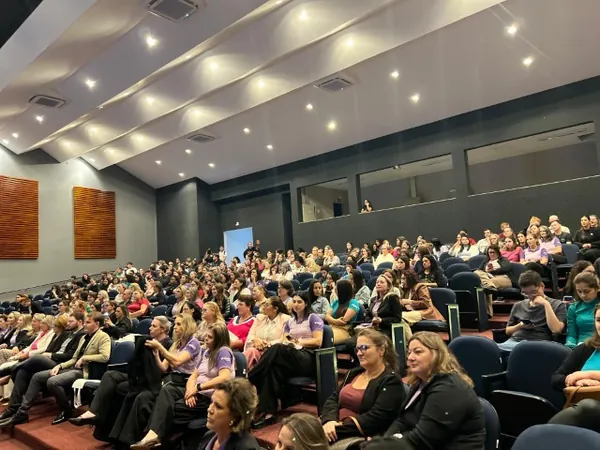Comitê Mulher do Sicoob Meridional promove roda de conversa sobre a vida da mulher