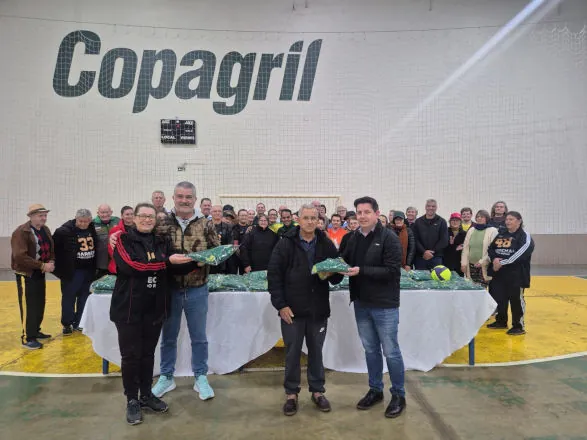 Entrega de agasalhos destaca protagonismo da terceira idade no esporte em Marechal Candido Rondon