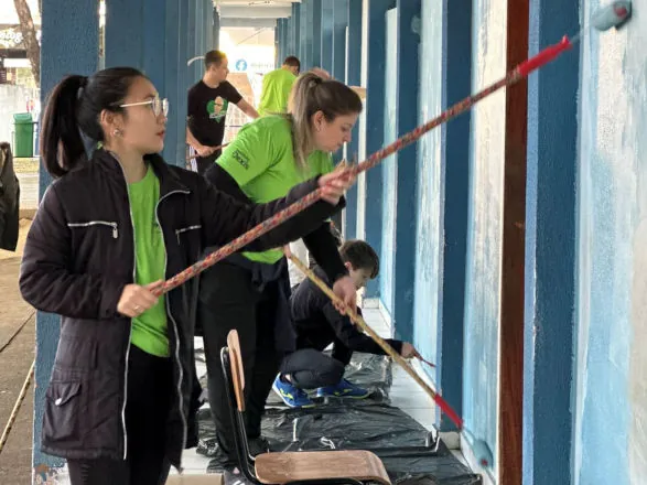Voluntários pintaram salas de escola de Sarandi no sábado