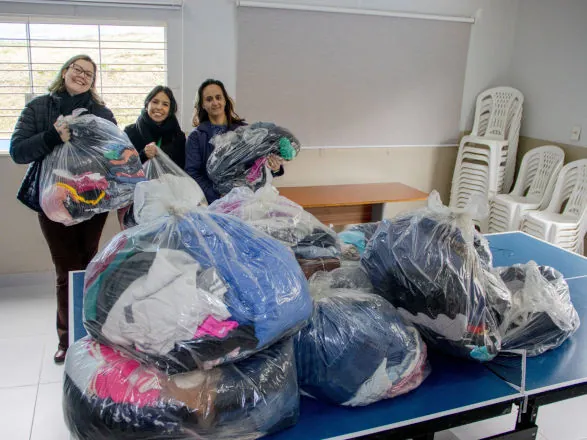 Campanha do Agasalho da Unimed Ponta Grossa aquece inverno de crianças em situação de vulnerabilidade social