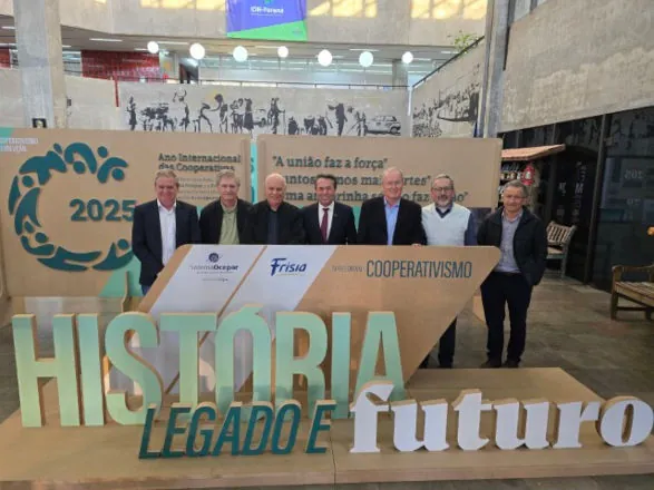 Exposição “História, legado e futuro” recebe visita do secretário Márcio Nunes