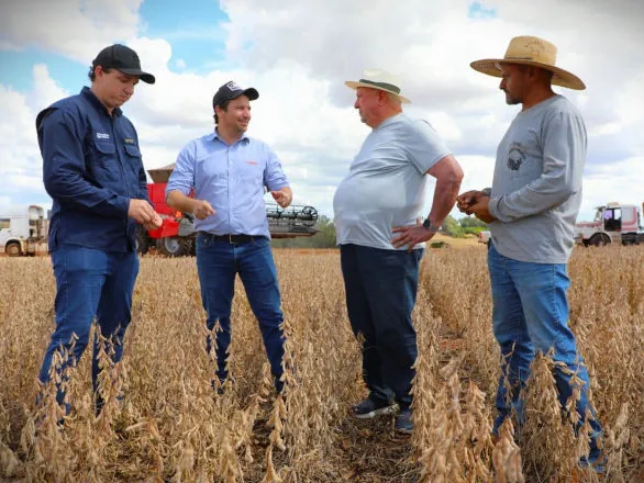 Sistema Ocepar homenageia produtores rurais cooperados pelo Dia do Agricultor
