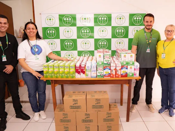 Campanha Solidária da Unimed Paranavaí entrega 359 litros de leite e água de coco à APDE