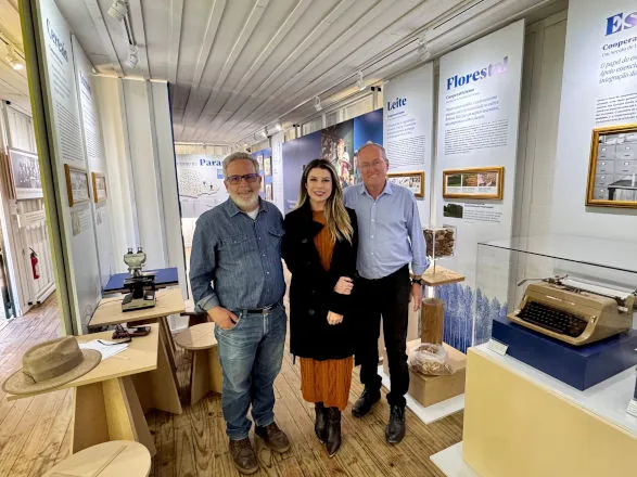 Ricken visita espaço que celebra história do cooperativismo no Paraná
