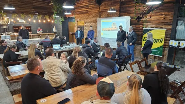 Jovens da Copagril recebem premiação do Concurso de Produtividade Agrícola da ACJC