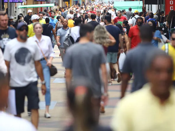 População estimada do país chega a 213,4 milhões de habitantes em 2025