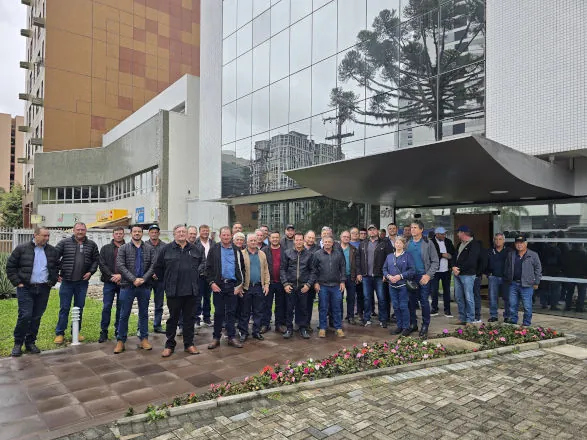 Cooperados da Coamo de quatro municípios visitam Sistema Ocepar