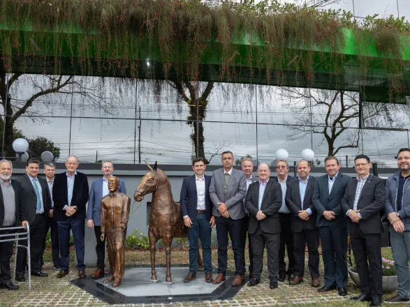 Sicredi inaugura em Curitiba monumento em homenagem ao patrono do cooperativismo de crédito brasileiro