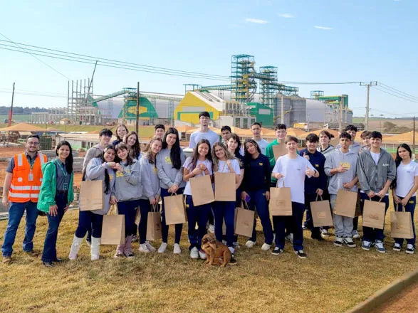 Estudantes do CooperJovem visitam indústrias da Cooperativa Tradição