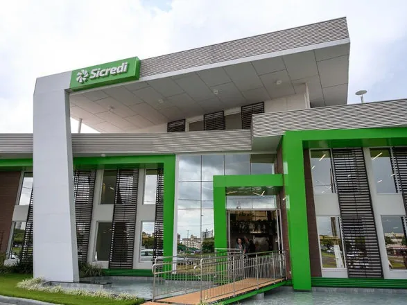 Sicredi Dexis celebra dois anos de agência sustentável com café para associados, em Cianorte