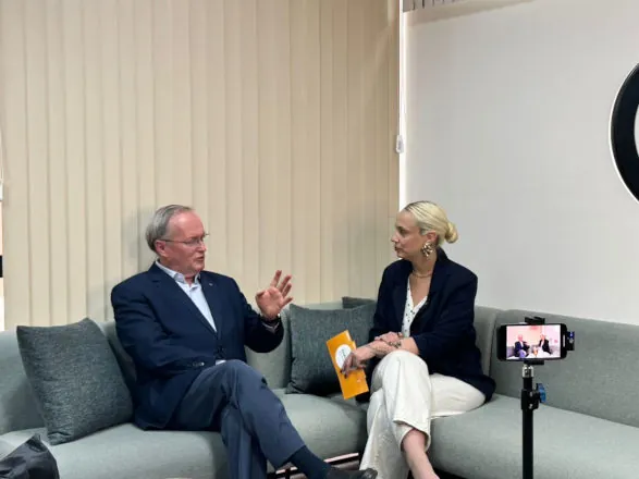 Presidente do Sistema Ocepar fala sobre sua história no cooperativismo em entrevista ao Programa Momento Business