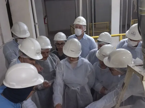 Colaboradores da Cresol Vale das Águas conhecem processo de industrialização do Moinho da Coprossel