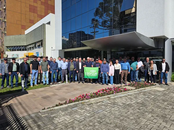 Cooperados da Coamo conhecem a Casa do Cooperativismo Paranaense