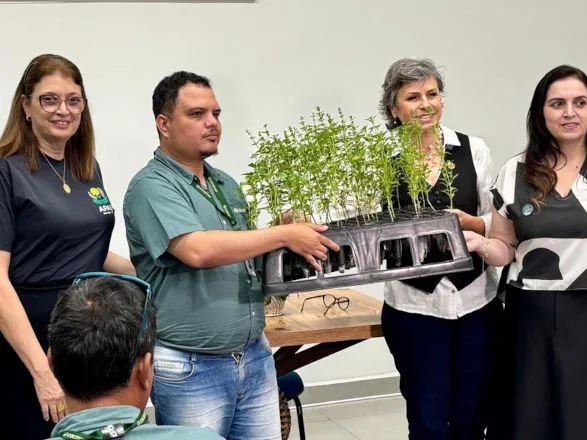 Programa Cultivar entrega 1,5 mil mudas de essências aromáticas para a Prefeitura de Maringá