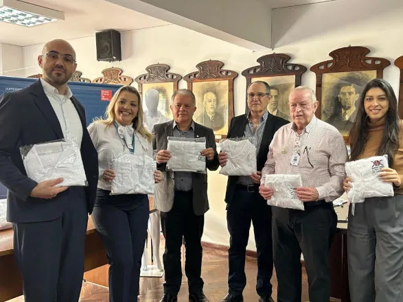 Uniprime entrega mais de 250 jalecos a profissionais da Santa Casa de Ponta Grossa