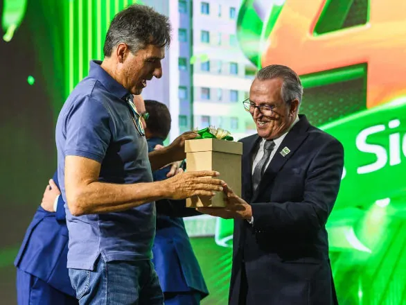Com colaboradores e associados, Sicredi Dexis comemora 40 anos e entrega 5 apartamentos