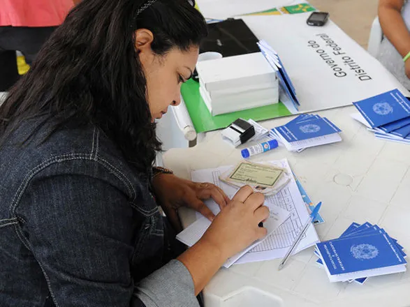 Desocupação de 5,6% no trimestre encerrado em agosto repete mínima histórica