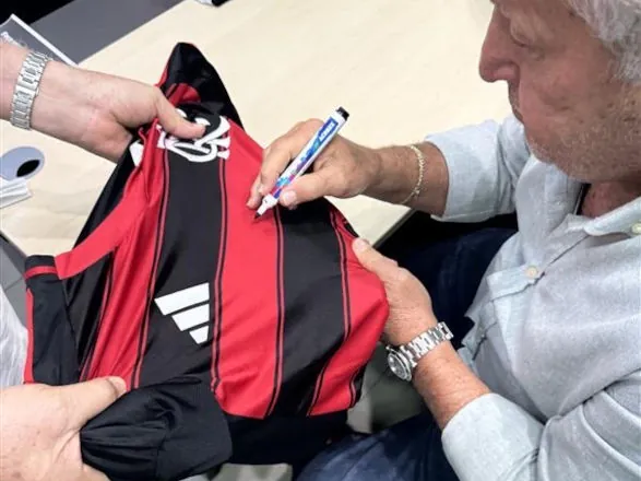Sicoob Integrado doa camisa autografada por Zico, embaixador da marca Sicoob, ao Hospital Filantrópico Policlínica de Pato Branco