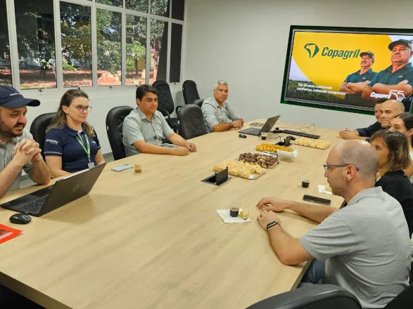 Comitiva da Espanha visita a Copagril para conhecer a formulação das rações na suinocultura