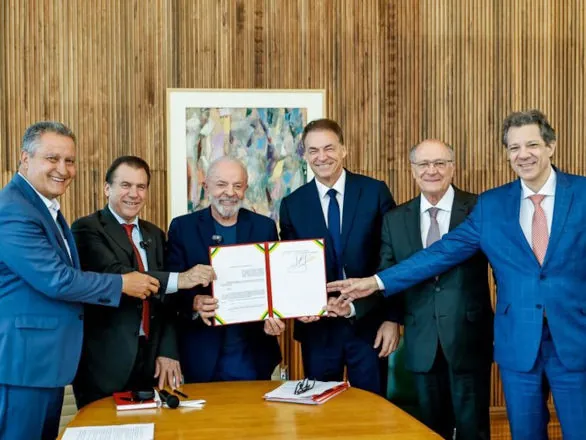 Presidente Lula assina medida que altera regras para vales-alimentação e refeição