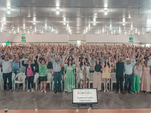 Famílias da Coagru participam de encontro com Léo Farah