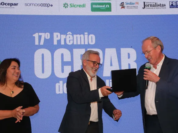 Jornalista Samuel Milléo Filho é homenageado pelos 40 anos de atuação no jornalismo cooperativo