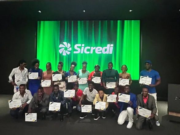 Sicredi entrega certificados do Curso de Alfabetização de Língua Portuguesa para Estrangeiros