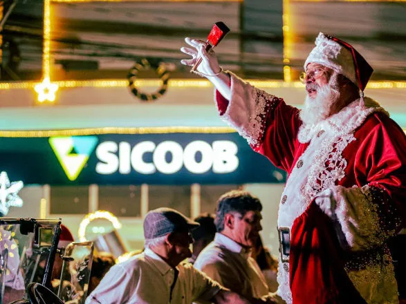 Papai Noel visita o Sicoob Ouro Verde e traz o espírito natalino para o Centro de Londrina