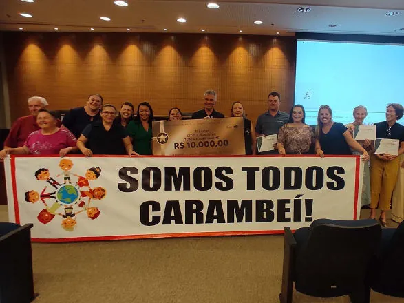 Frísia premia escolas e Cmeis em desfile de comemoração dos 30 anos de Carambeí (PR)