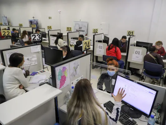 Semana começa com 17,9 mil vagas de emprego em todo Paraná