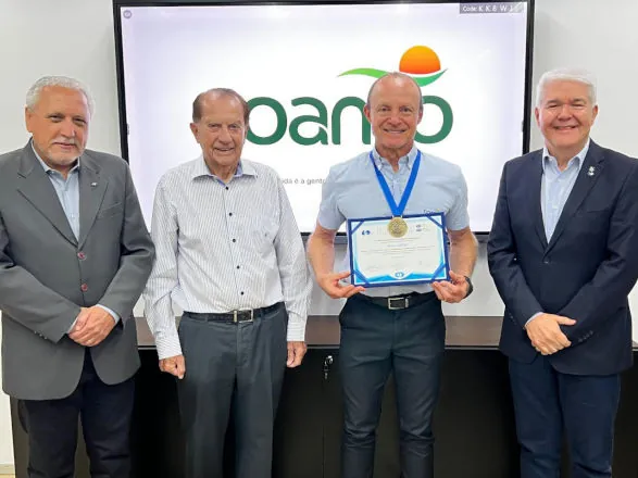 Presidente executivo da Coamo recebe Medalha de Mérito em Gestão do CRA-PR 