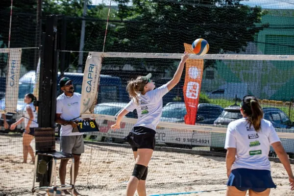 Torneio de vôlei de areia marca primeira ação do Verão Unimed 2026