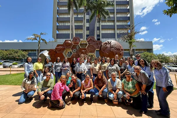 Mulheres cooperativistas do MS visitam sede da Coamo em Campo Mourão