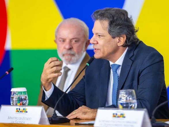 Governo anuncia medidas para conter alta do diesel, evitando elevação de preços finais à população