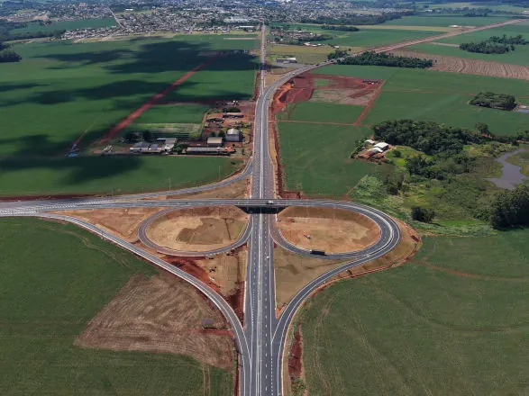 Empreiteira realiza acabamentos no contorno viário de Palotina