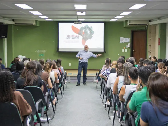 Unimed Ponta Grossa inicia programa de desenvolvimento com palestra sobre liderança inteligente